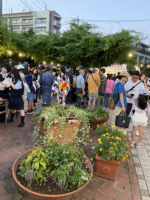 石神井公園の「納涼灯篭流しの夕べ」で賑わう人々