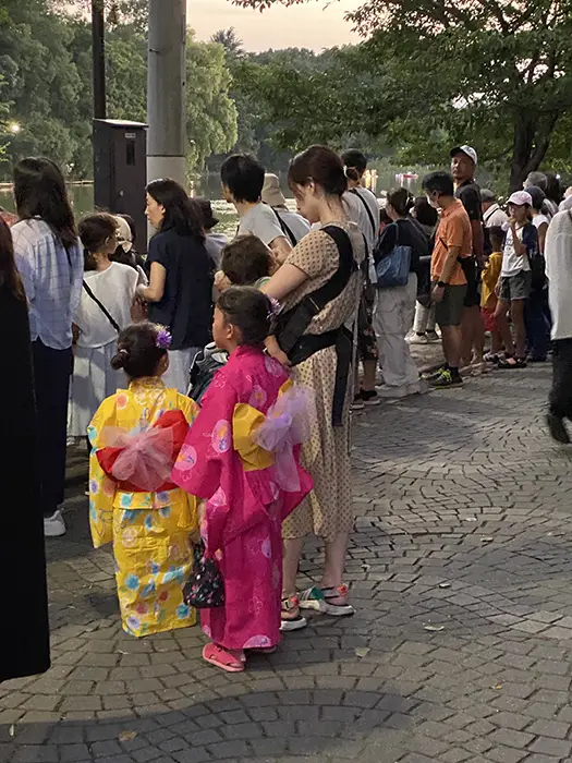 石神井公園の納涼灯篭流しを眺める人々