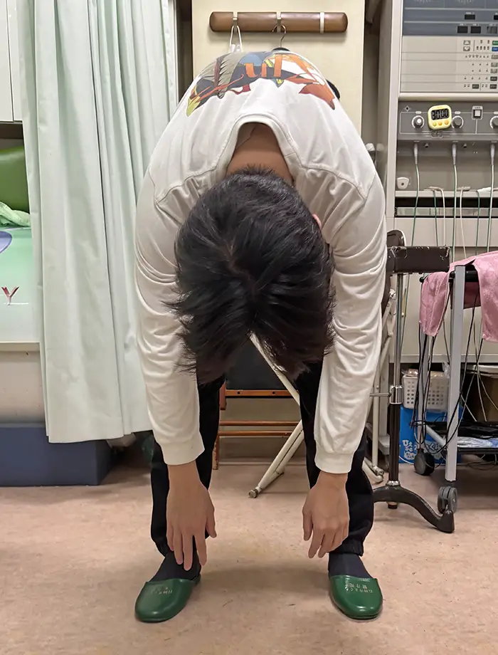 24歳会社員。前屈で指と床が離れている。