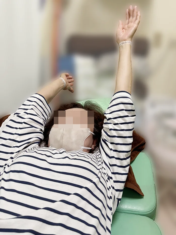 施術前-腕を後ろに反らすことができない