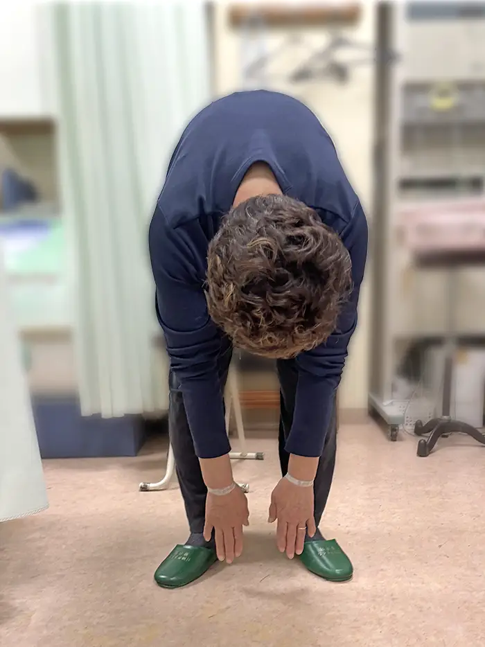 根本整体施術後の女性 腰が曲げられるように