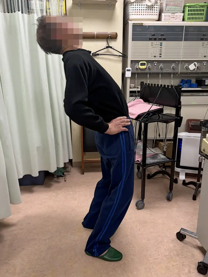 体幹矯正施術後の男性 腰を反らすことができるように