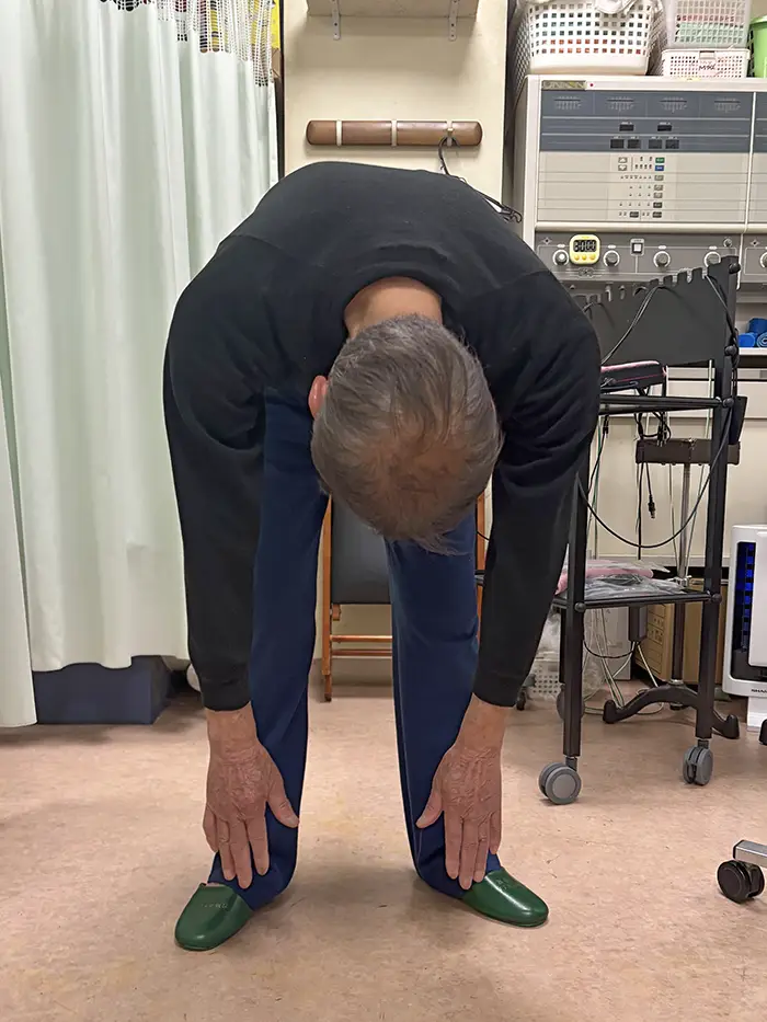 体幹矯正施術後の男性 腰が曲げられるように