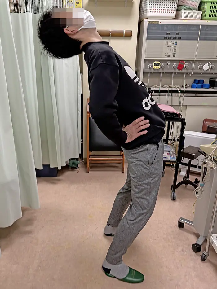 根本整体施術前。反らすことができない。