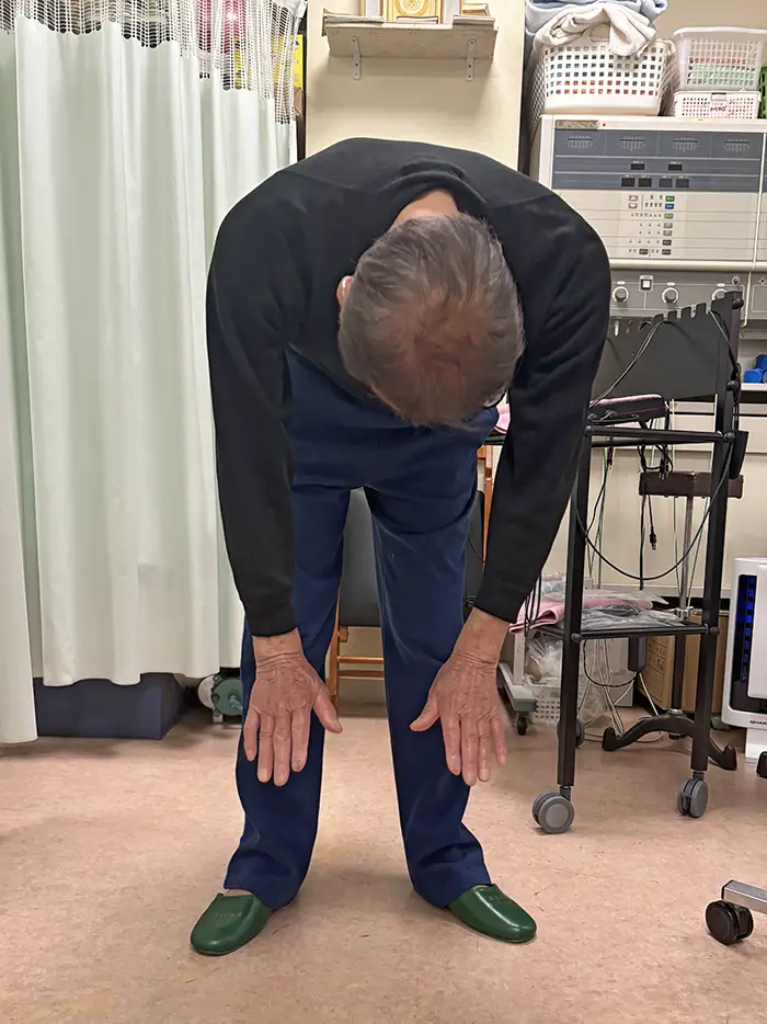 体幹矯正施術前の男性 腰が曲げられない