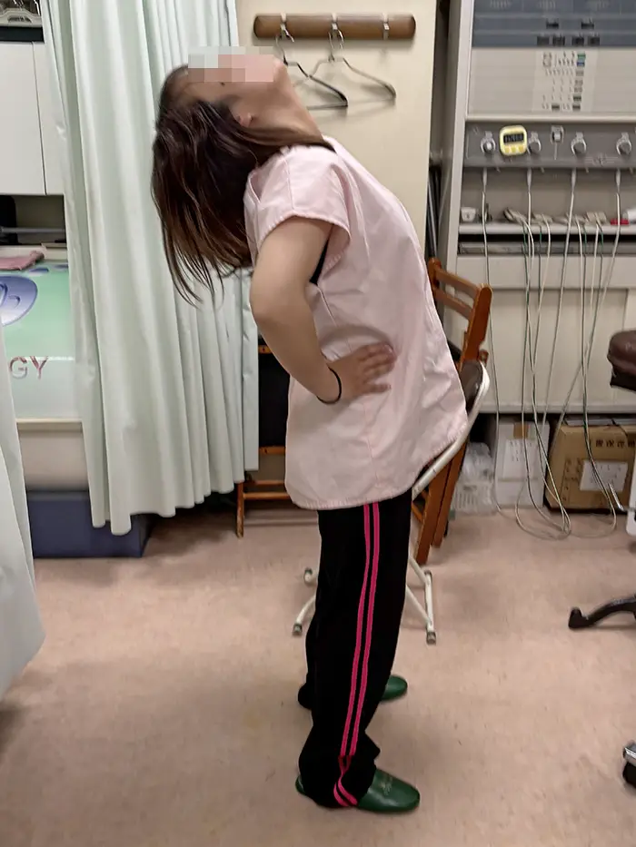 根本整体施術後の女性 腰を反らすことできるように